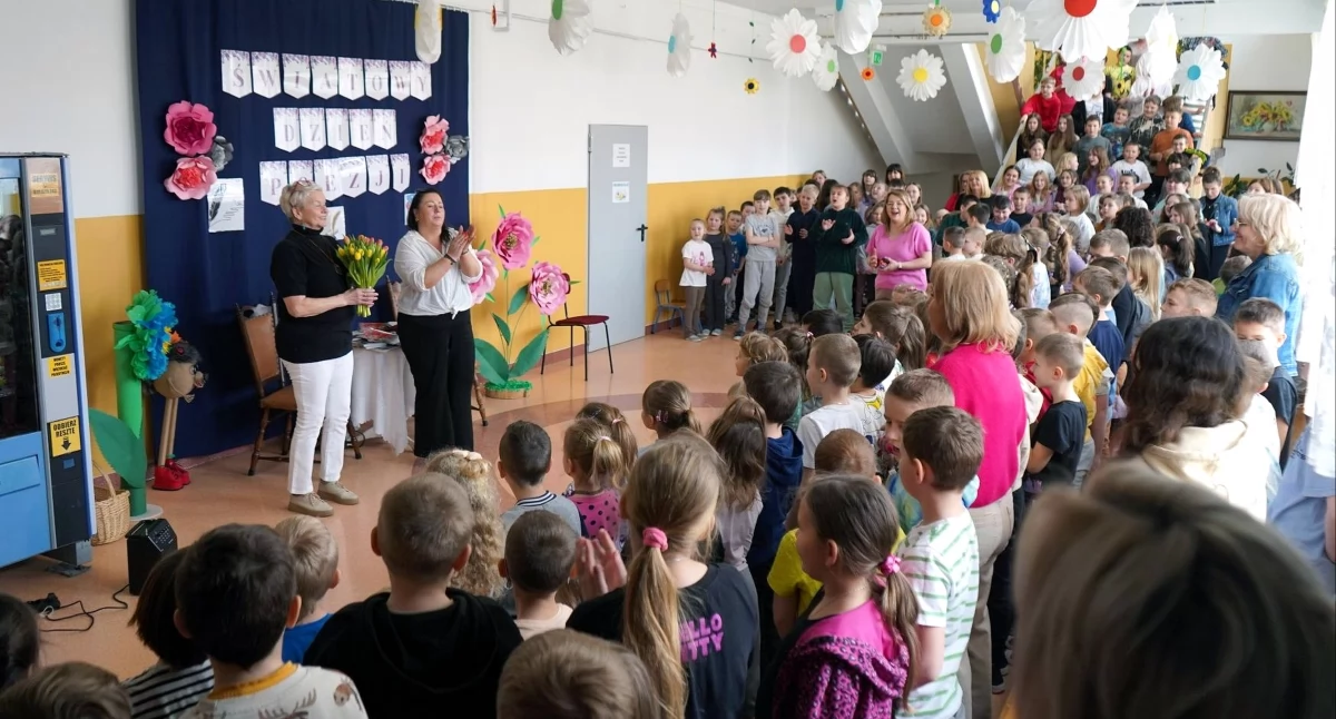 Zdjęcie ze spotkania z Janiną Malicką w SP w Gowarczowie