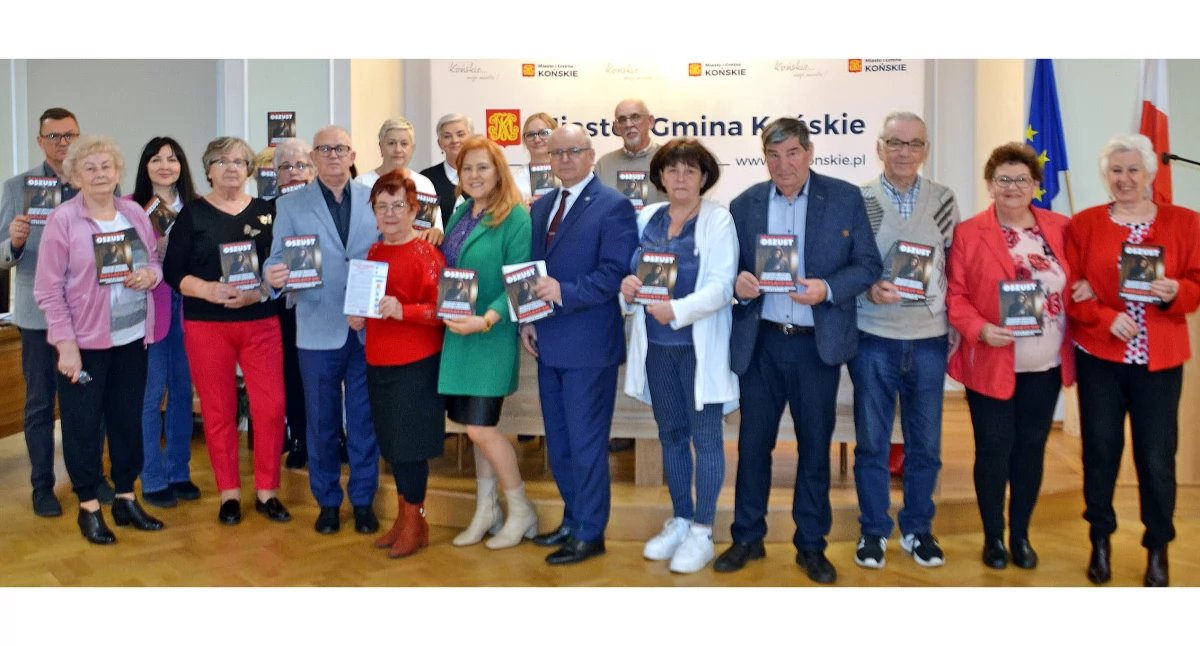 Zdjęcie seniorów z burmistrzem Końskich