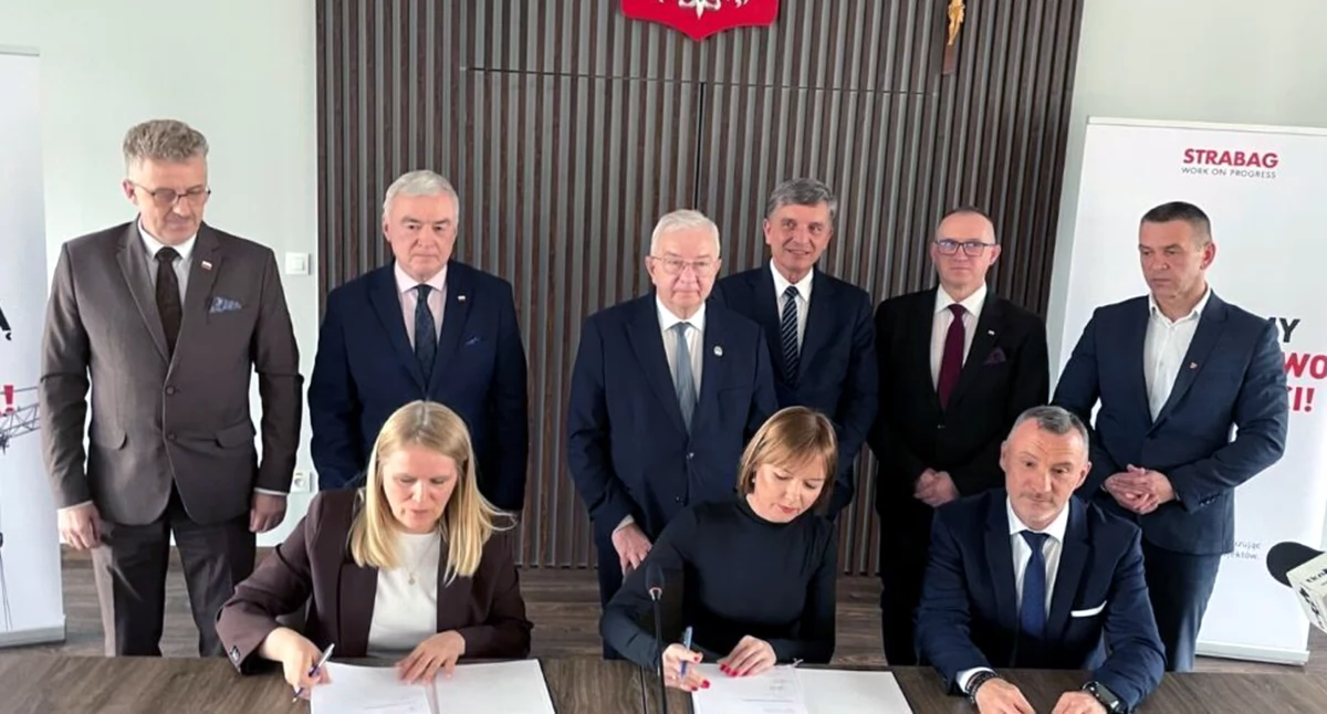 Zdjęcie sygnatariuszy umowy o budowie obwodnicy