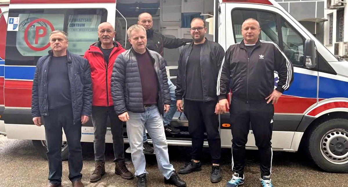 Zdjęcie policjantów i ratowników medycznych