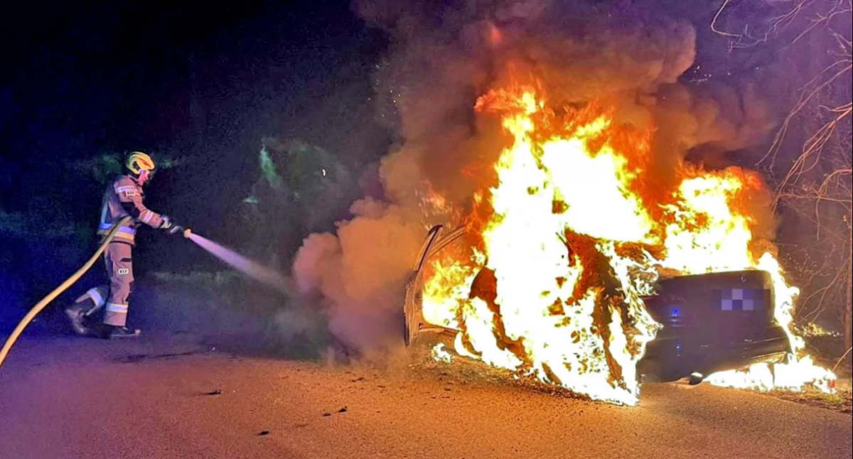 Zdjęcie strażaka gaszącego mercedesa