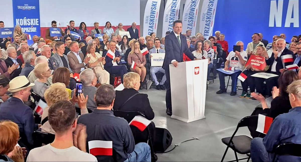 Zdjęcie Rafała Trzaskowskiego na wiecu wyborczym w koneckiej hali sportowej