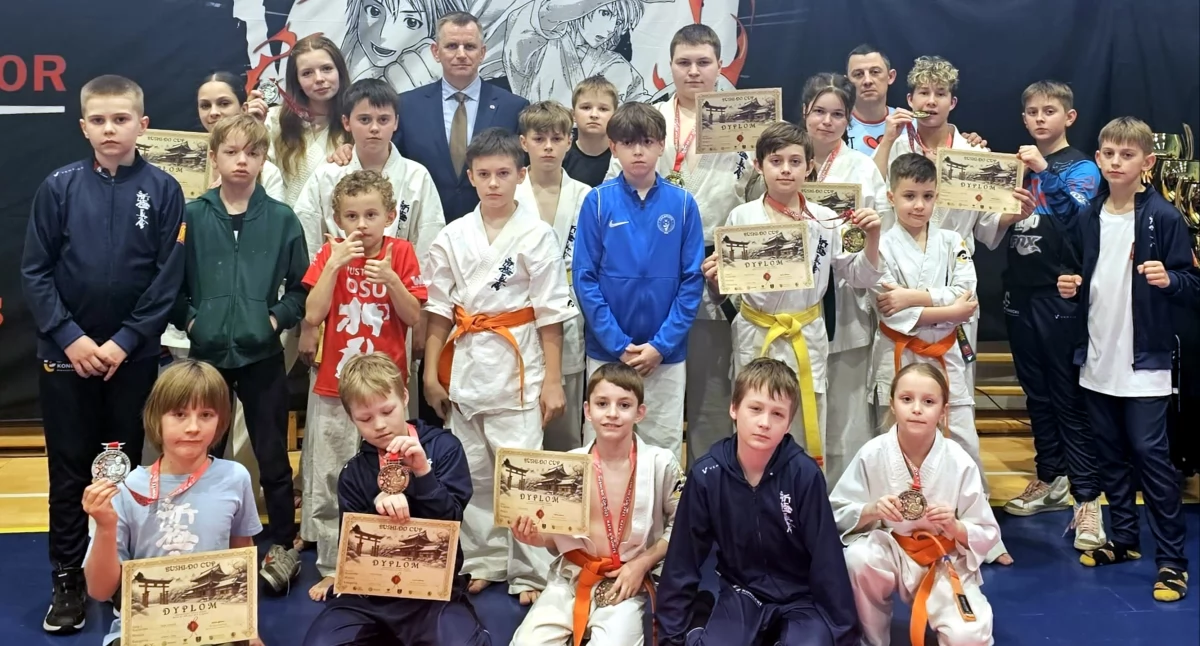Zdjęcie reprezentacji Koneckiego Klubu Karate Kyokushin na turnieju w Starachowicach