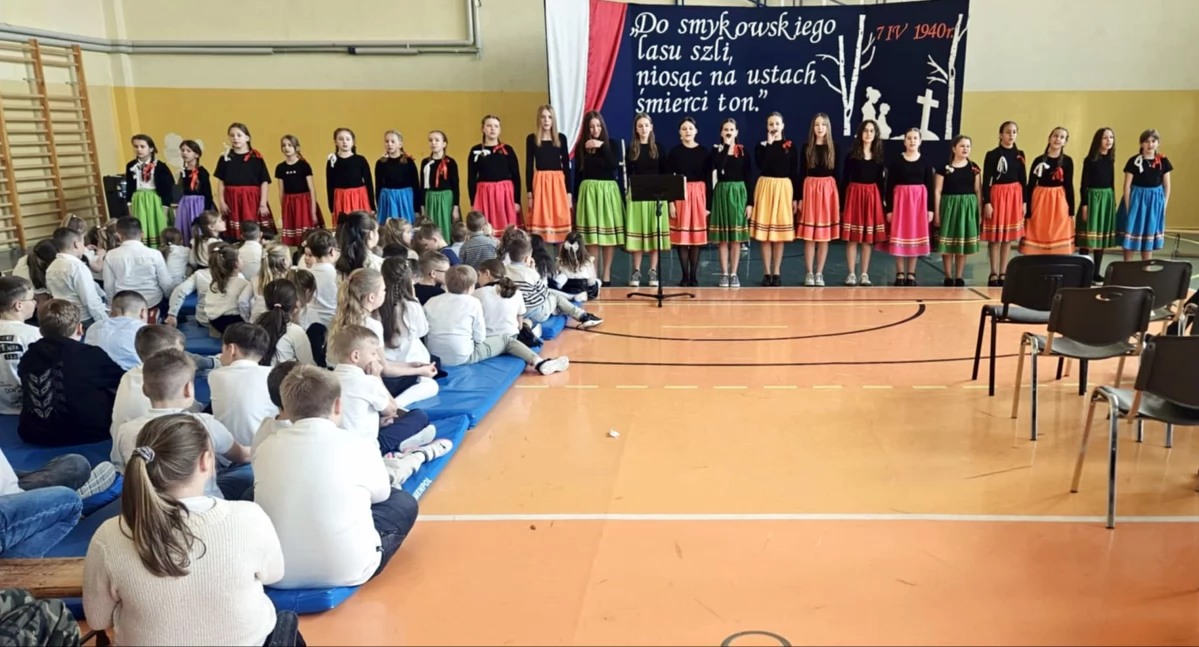 Zdjęcie z uroczystej akademii w SP Królewiec