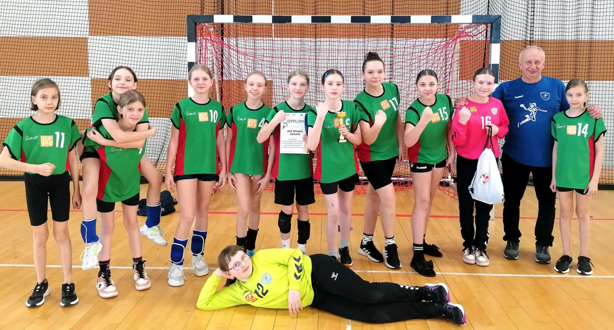 Drużyna UKS Olimpia Końskie z trenerem Piotrem Kluskiem