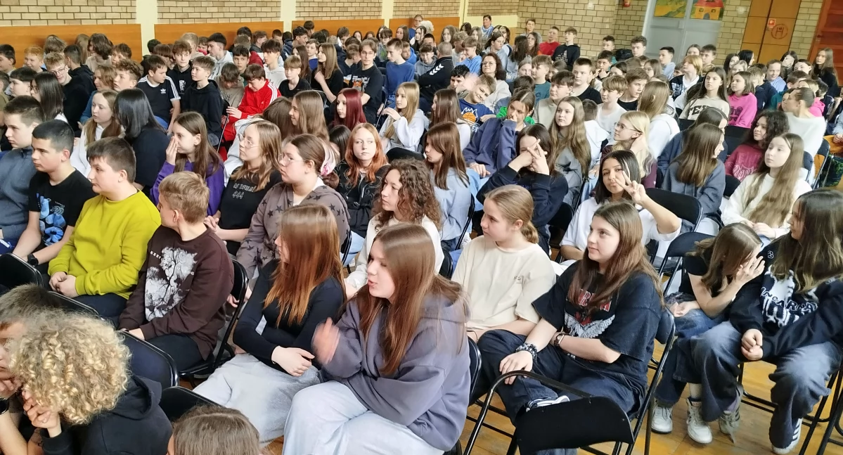 Zdjęcie auli SP nr 1 w Końskich wypełnionej do ostatniego miejsca