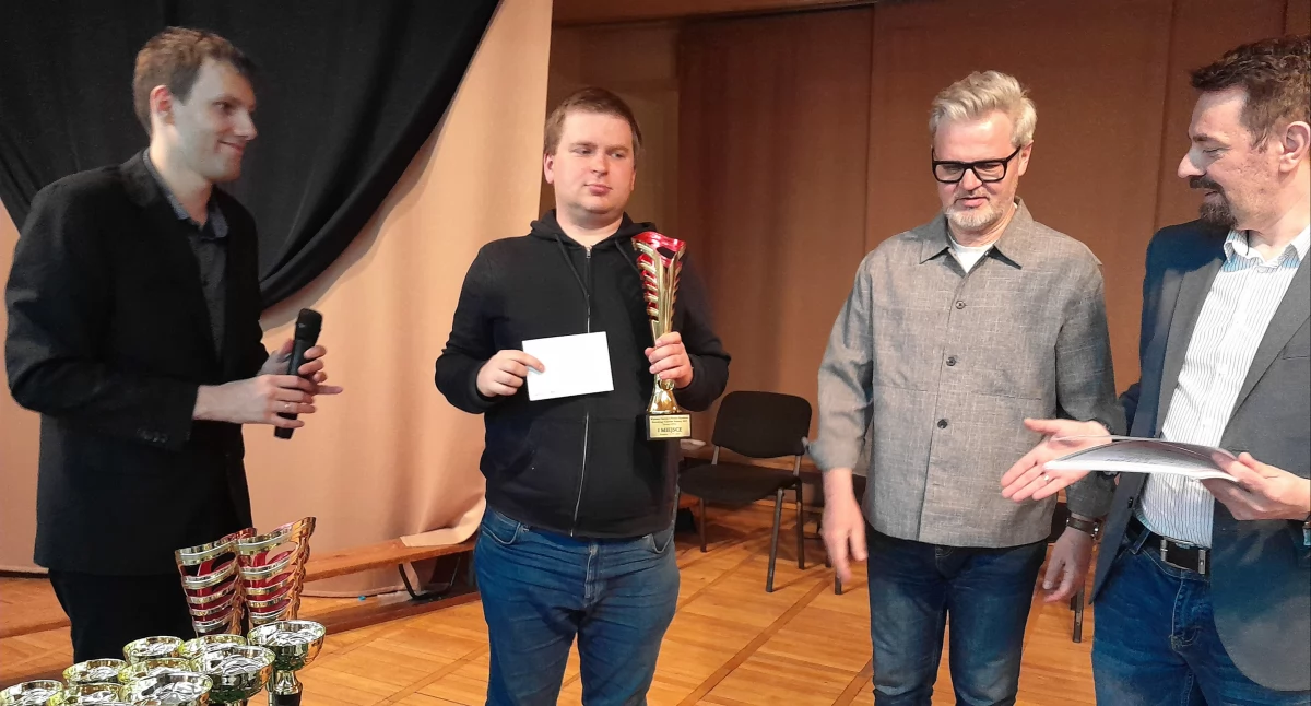 Zdjęcie Mirosława Lewickiego (z pucharem), który odbiera nagrody za zwycięstwo w turnieju w Końskich