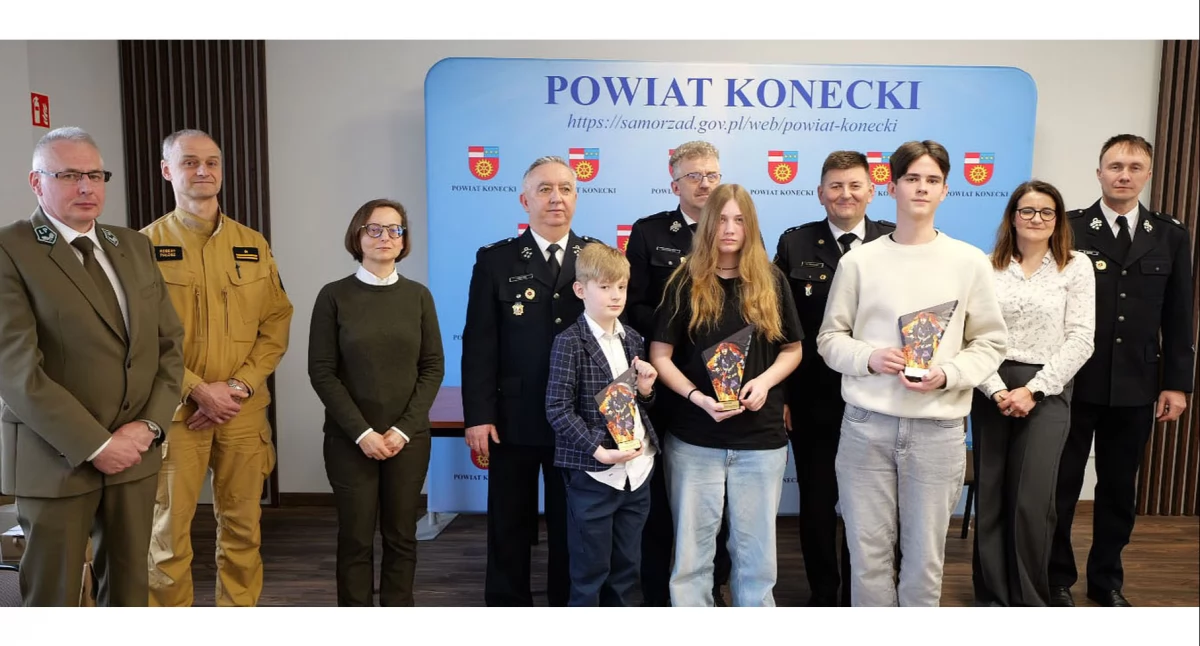 Zdjęcie zdobywców pierwszych miejsc w poszczególnych kategoriach z organozatorani turnieju
