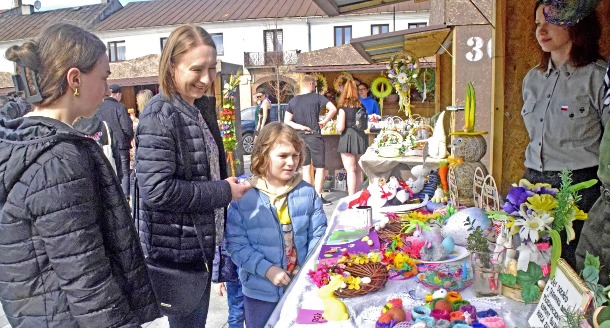 Zdjęcie kupujących i wystawców na III Jarmarku Wielkanocnym w Końskich