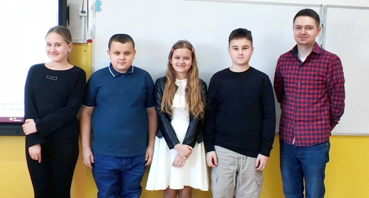Zdjęcie uczniów z Wilczkowic z opiekunem Łukaszem Kowalczykiem - najlepsza drużyna w Polsce w kategorii klas 4–6 szkół podstawowych!