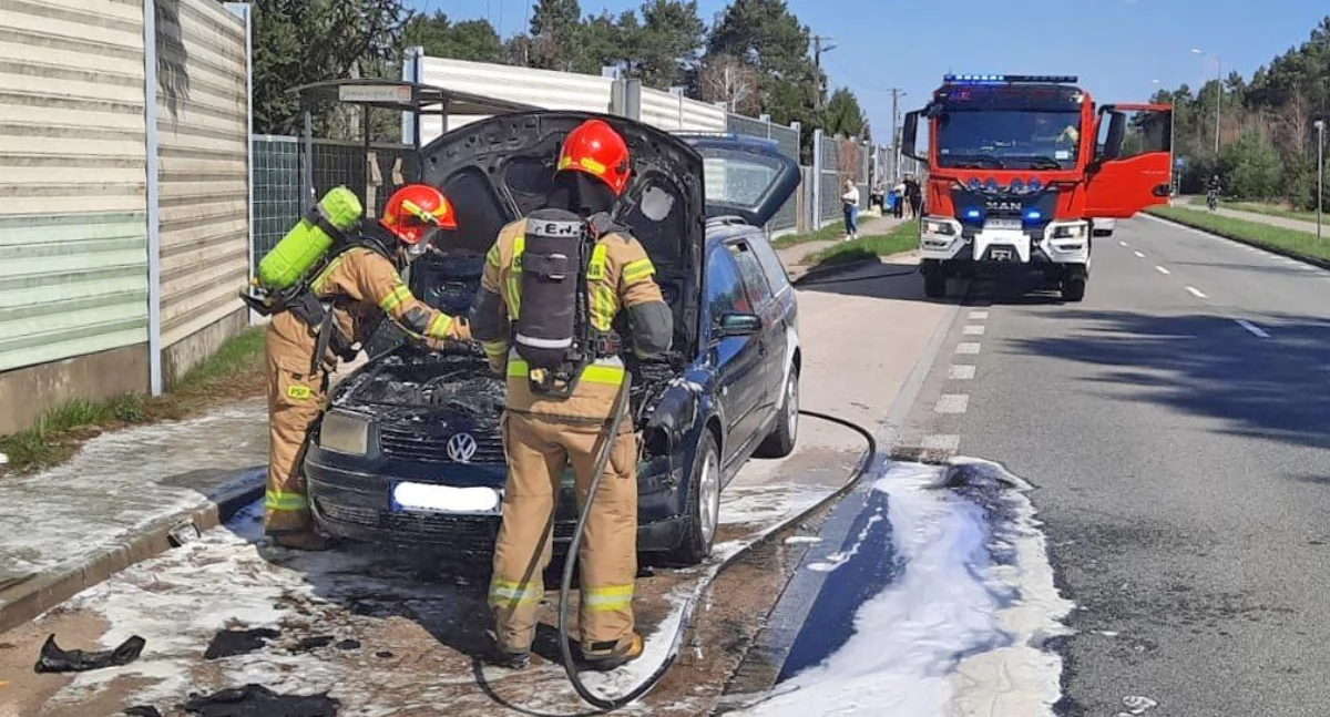 Zdjęcie strażaków, którzy gasili płonącego volkswagena