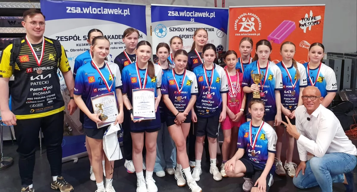 Zdjęcie drużyny KSSPR Końskie z trenerem Michałem Włodarskim