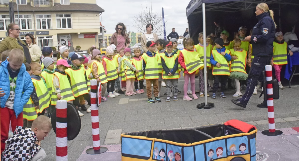 Zdjęcie przedszkolaków i st. asp. Moniki Zamachowskiej, która opowiada dzieciom, jak zachowywać się na drodze