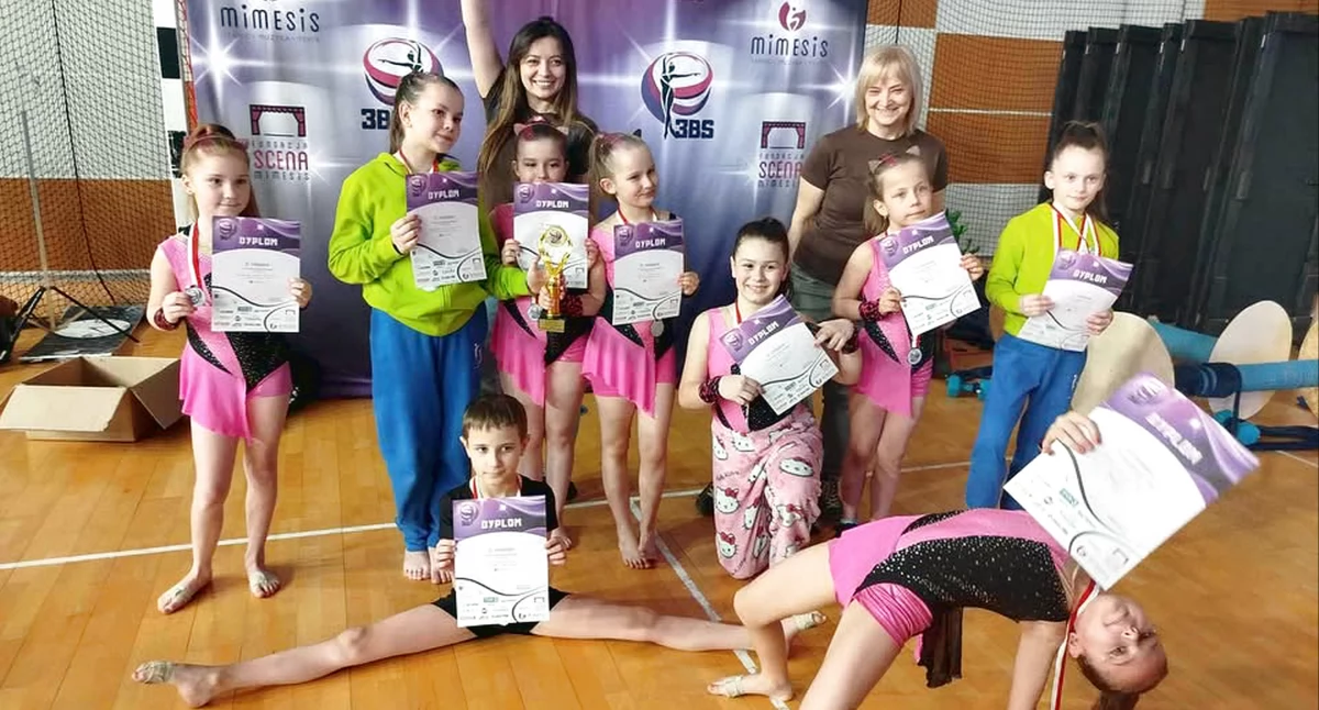 Zdjęcie tancerzy FD Fit and Dance Stąporków z trenerką Małgorzatą Józefiak