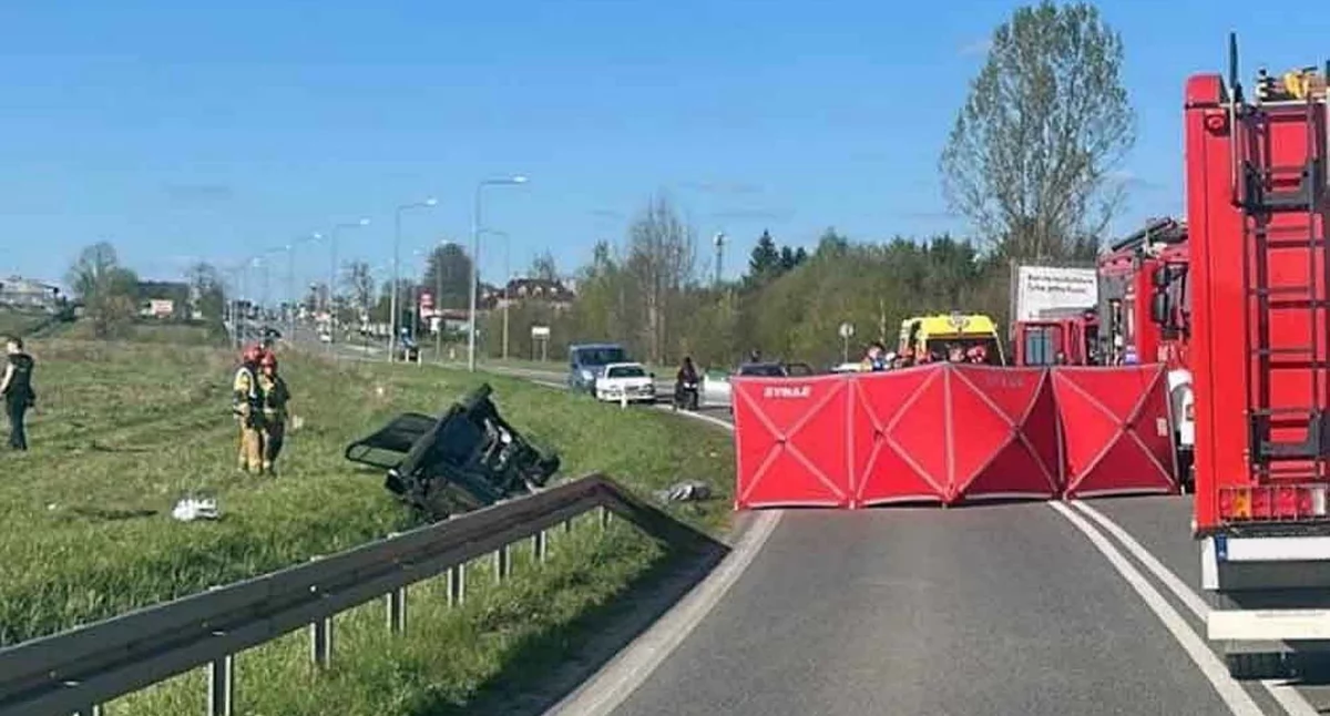 Zdjecie miejsca zdarzenia, gdzie pracowały służby ratownicze