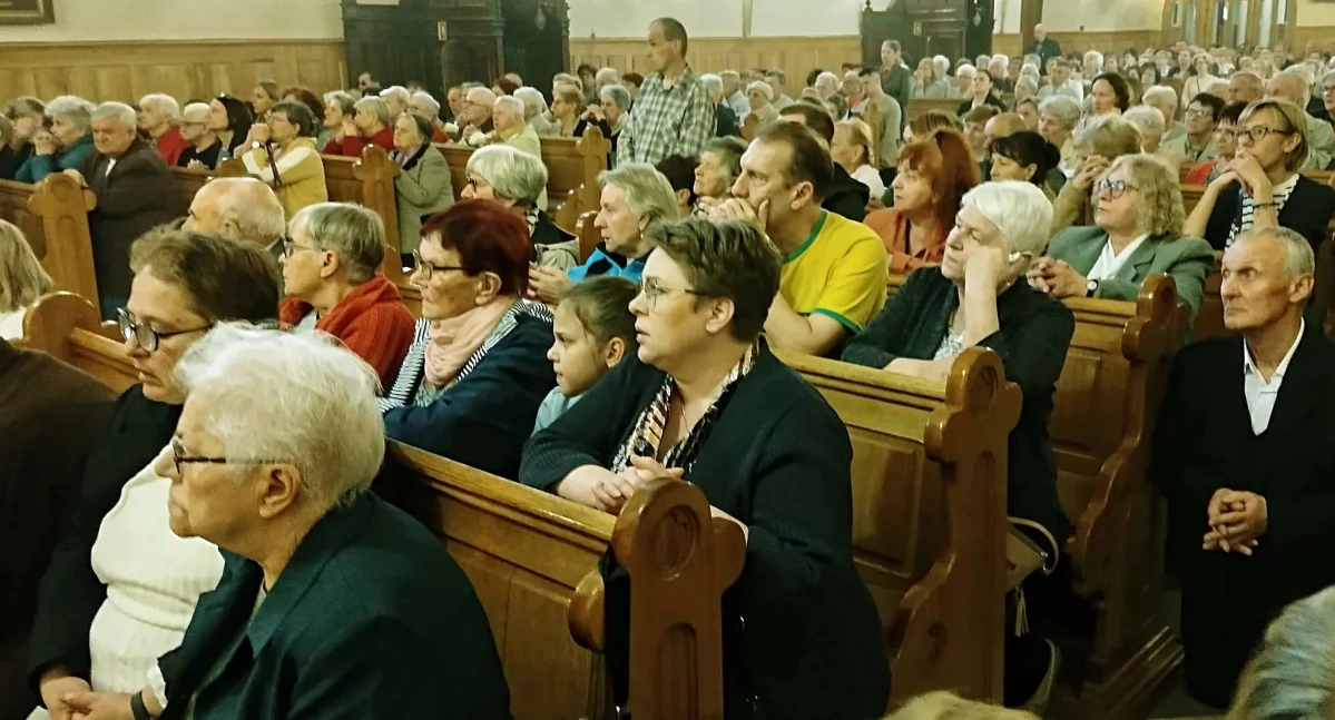 Zdjęcie tłumu wiernych w koneckiej kolegiacie