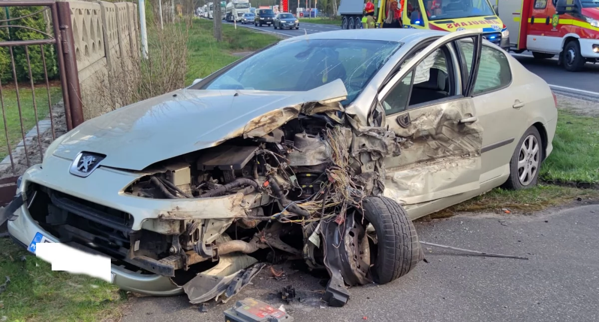 Zdjęcie zniszczonego peugeota