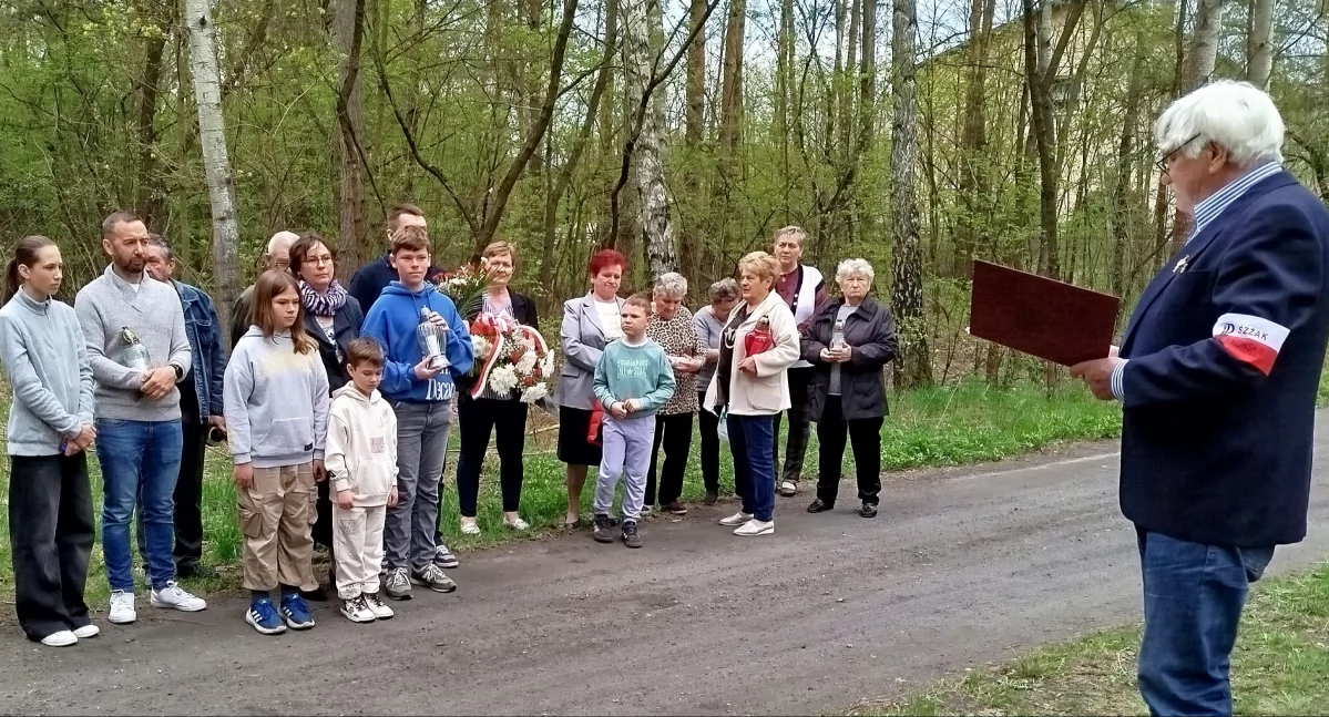 Zdjęcie z uroczystości w Młynku - Marek Kozerawski przypomina tragiczny czas z kwietnia 1944 r.