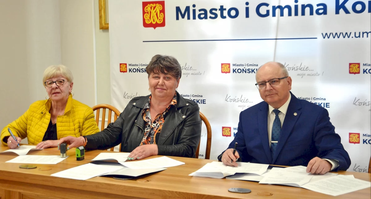 Zdjęcie z podpisania umowy na dofinansowanie zadań Klubu Radość