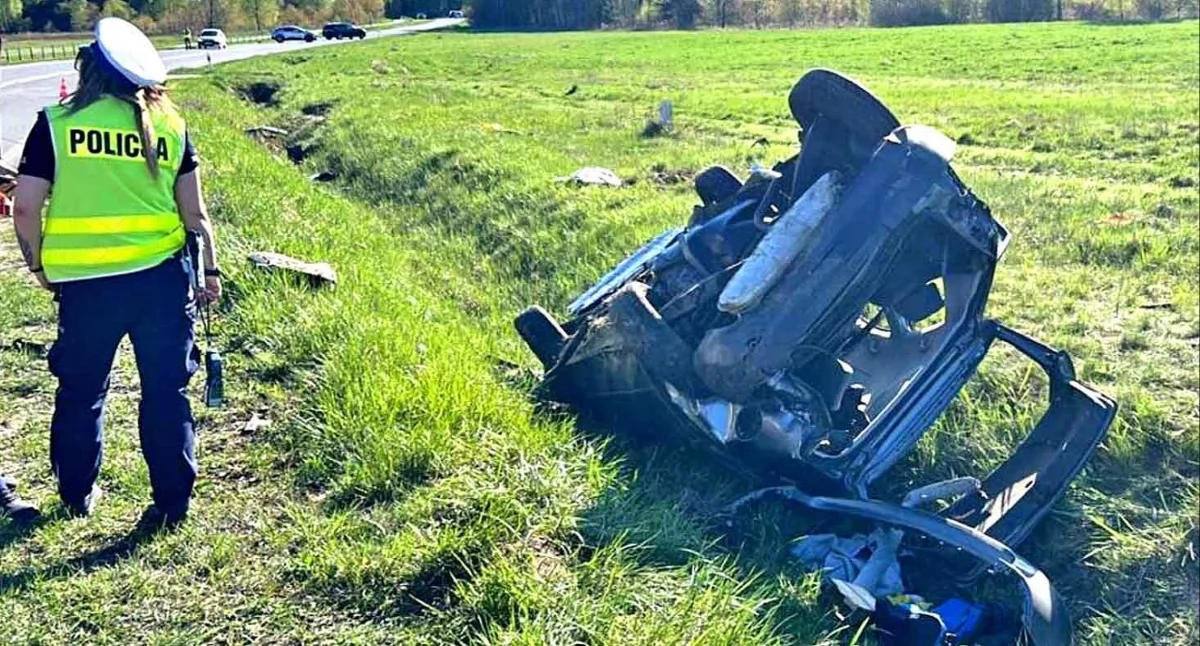 Zdjęcie volkswagena, który wpadł do rowu