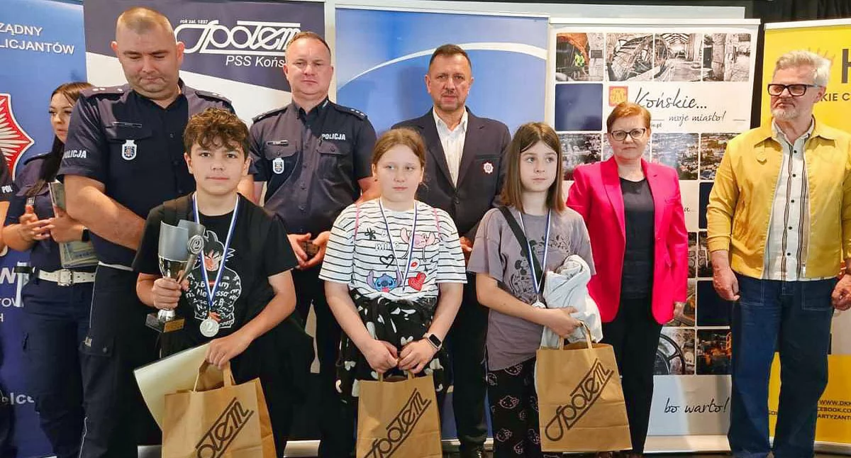Zdjęcie zwycięzców konkursu z organizatorami (fot. Policja Końskie)