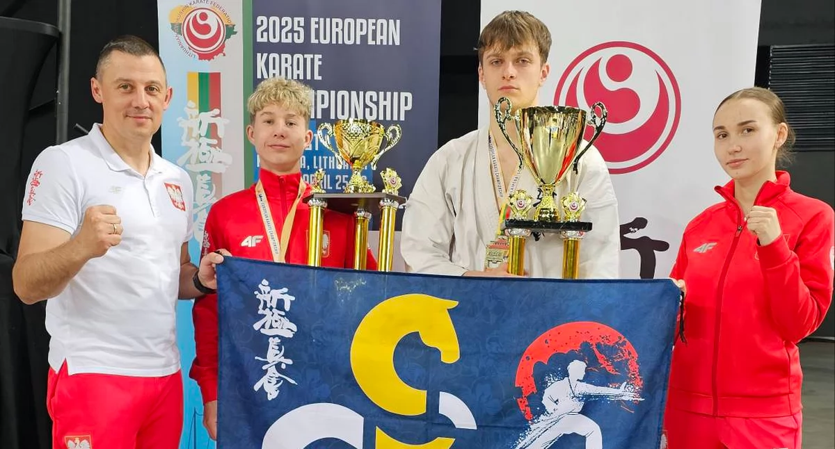 Zdjęcie drużyny Koneckiego Klubu Karate Kyokushin z trofeami ME w Kłajpedzie - od lewej: trener Mateusz Garbacz, Kacper Kurp, Jakub Owczarek i Julia Domagała