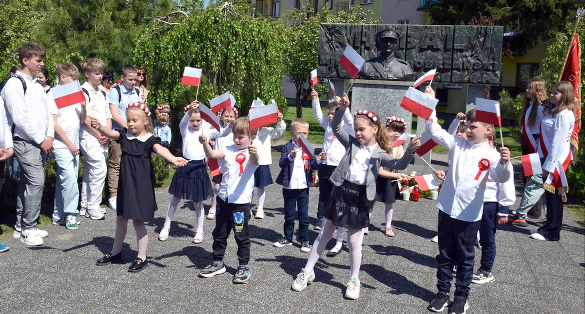 Zdjęcie z występu uczniów ZPO w Pomykowie pod pomnikiem Hubala w Końskich
