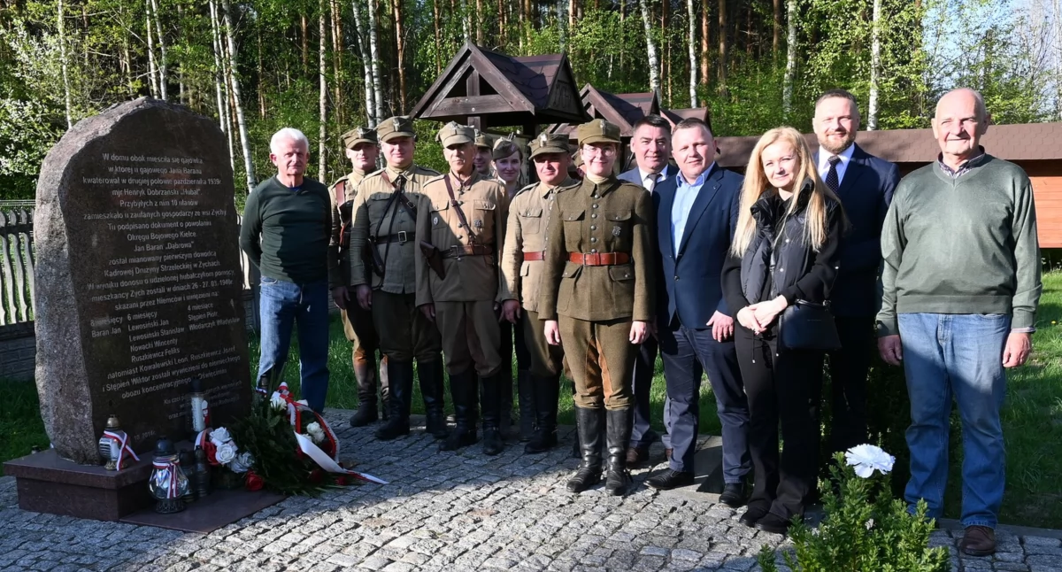 Pamiątkowe zdjęcie pod pomnikiem w Zychach