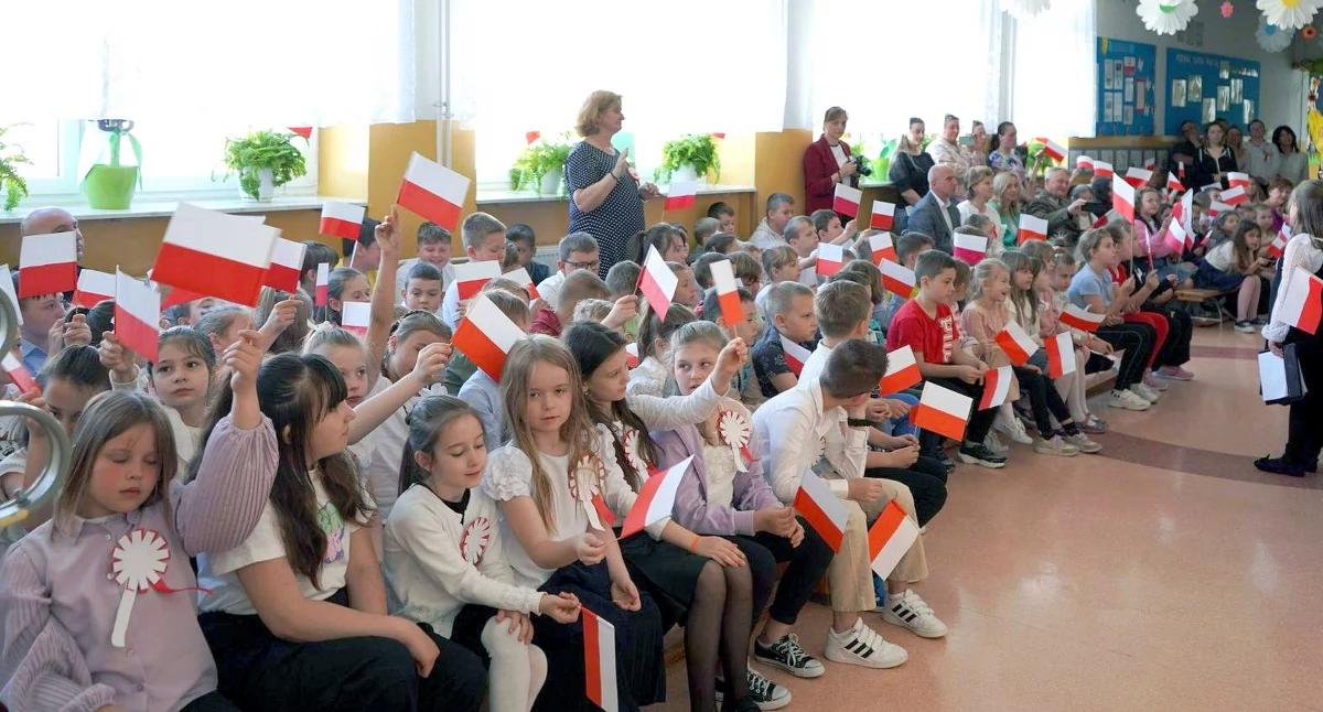 Zdjęcie z uroczystości w SP w Gowarczowie