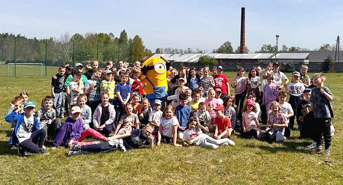 Zdjęcie z Ekologicznego Pikniku pt. Hej młody, poznaj prąd z wody w szkole w Rudzie Malenieckiej
