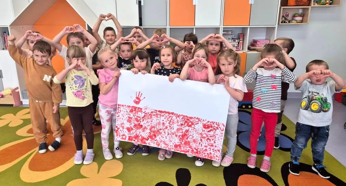 Zdjęcie przedszkolaków z Fałkowa, którzy kochają swoją Ojczyznę!
