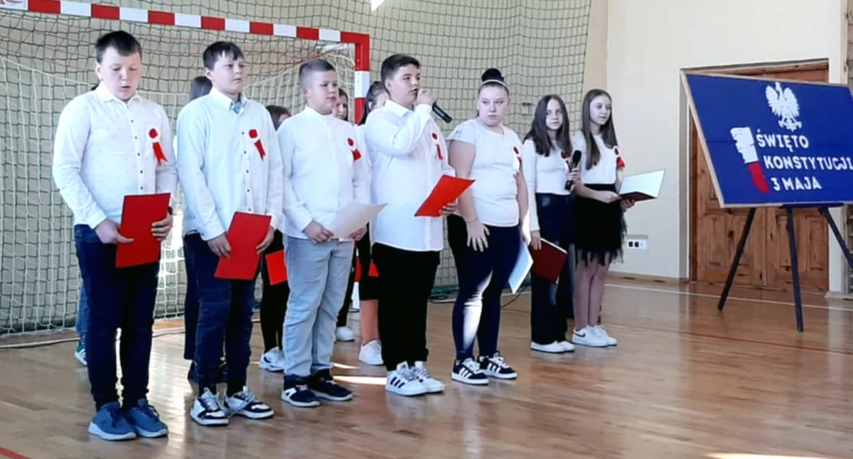 Zdjęcie uczniów klasy V i VI z PSP w Fałkowie, którzy przedstawili fragment historii Polski
