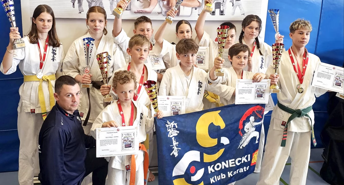 Zdjęcie drużyny Koneckiego Klubu Karate Kyokushin z trenerem Mateuszem Garbaczem na turnieju Swiss Open 2025