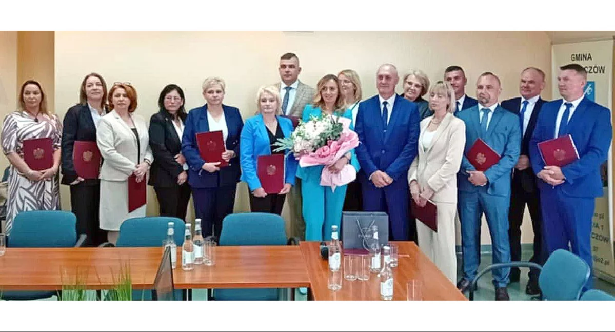 Zdjęcie radnych Gowarczowa z burmistrz Joanną Dołowską