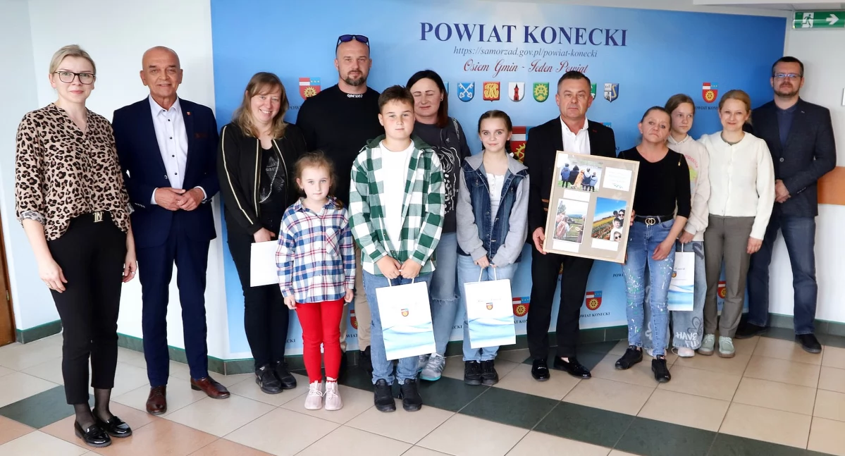 Zdjęcie laureatów z organizatorami konkursu