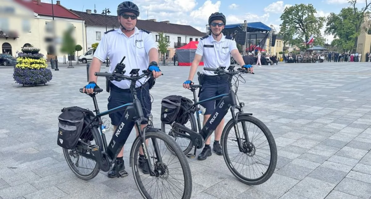 Zdjęcie policyjnego patrolu na rowerach, na placu Kościuszki w Końskich