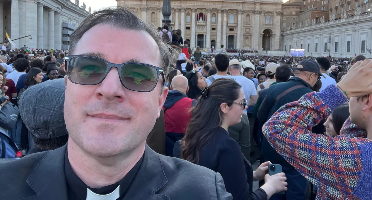 Ks. Jakub Ciołak przed bazyliką Św. Piotra. 8 maja 2025 r. Za chwilę na balkonie pojawi się nowy papież