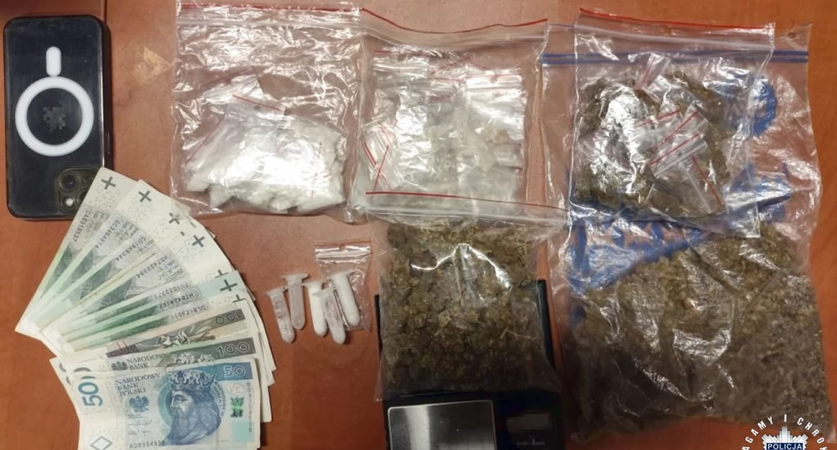 Zdjęcie dowodów rzeczowych, w tym narkotyków znaleionych przez koneckich policjantów