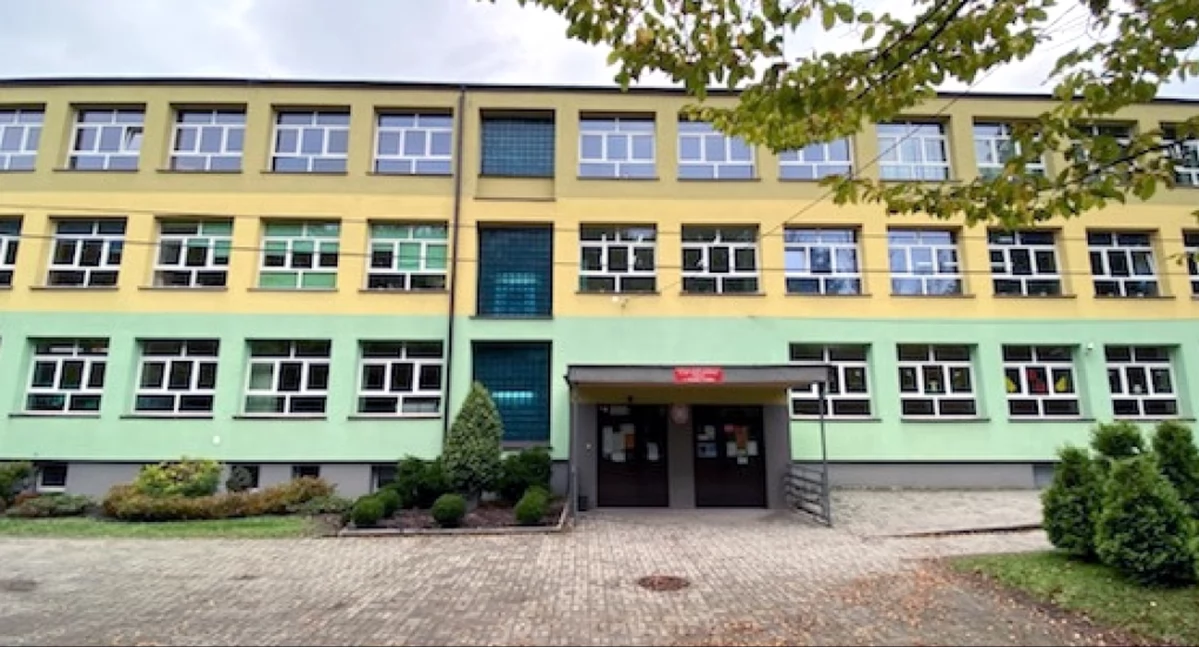 Zdjęcie budynku szkoły w Niekłaniu Wielkim fot. SP w Niekłaniu