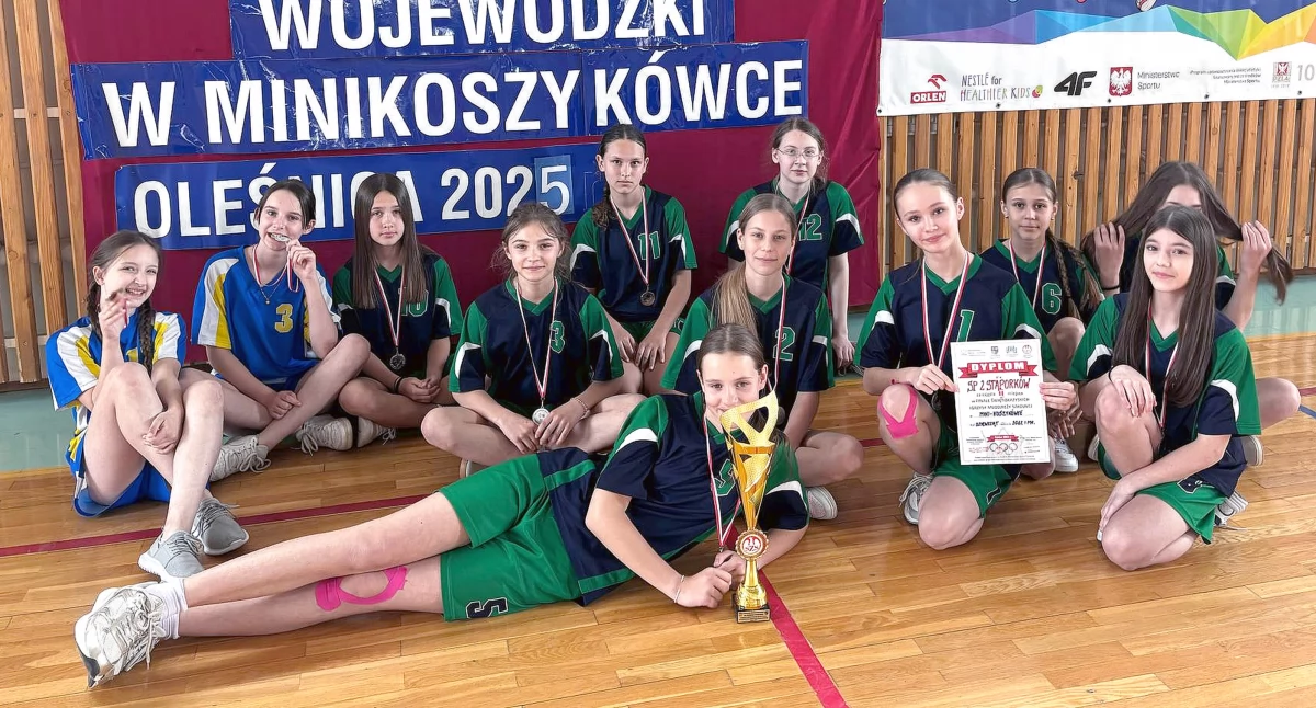 Zdjęcie dziewcząt z SP nr 2 w Stąporiowie, wicemistrzyń wojewóedztwa w minikoszykówce