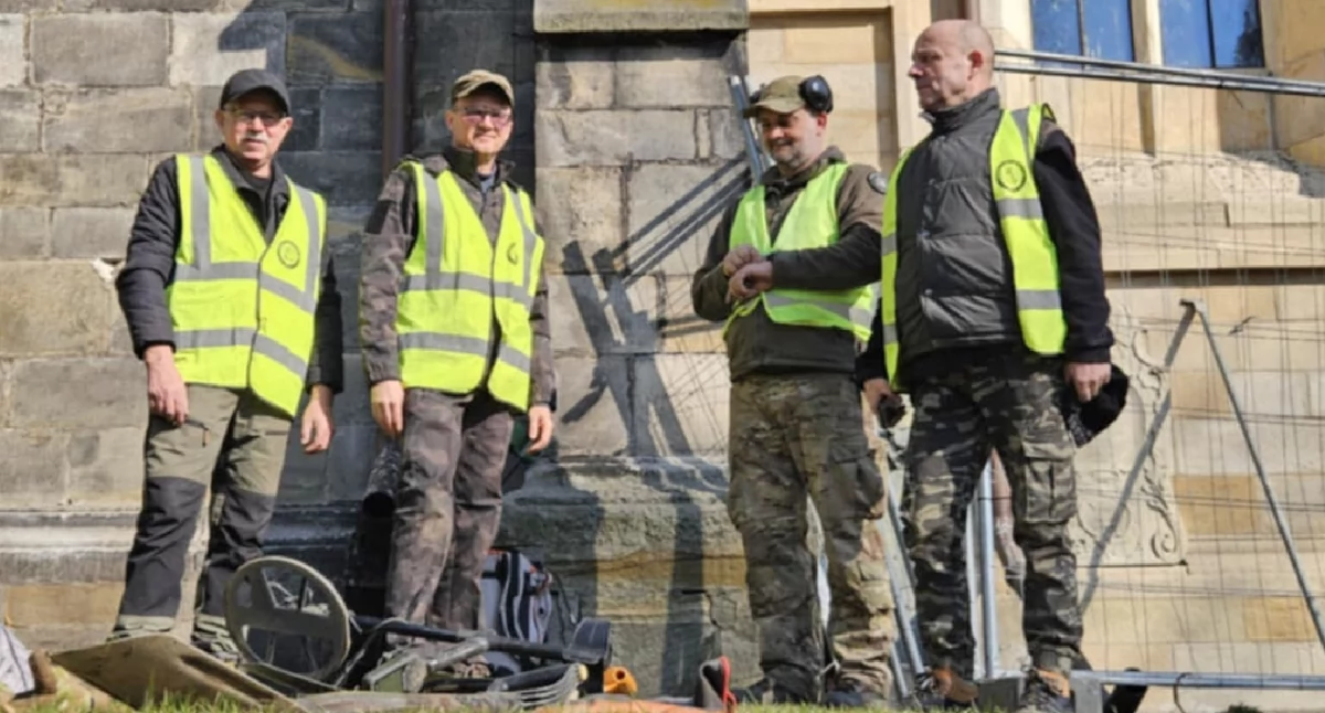 Zdjecie poszukiwaczy artefaktów w wykopach koło koneckiej kolegiaty