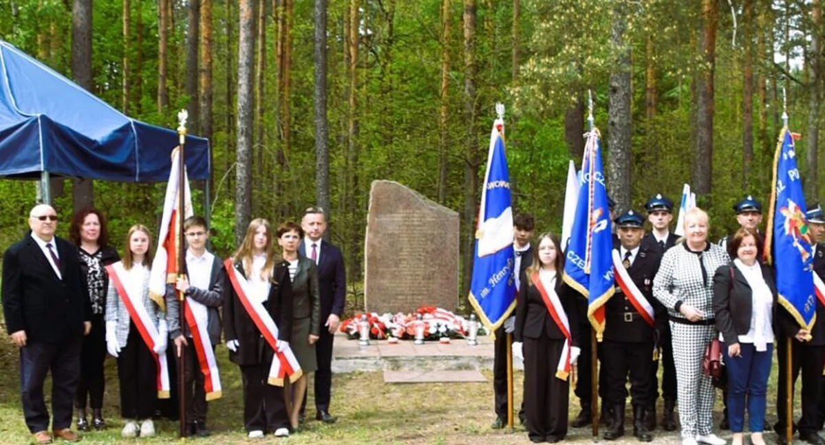 Zdjęcie archiwalne z uroczystości 10 maja 2024 r. pod pomnikiem w Bulianowie (fot. Aneta Ambroziak)