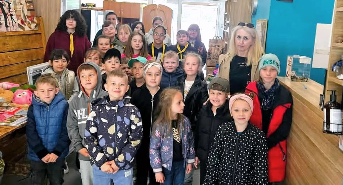 Zdjęcie harcerzy z 11 KDH Ludzie Wiatru z Królewca w Schronisku dla Bezdomnych Zwierząt w Kielcach