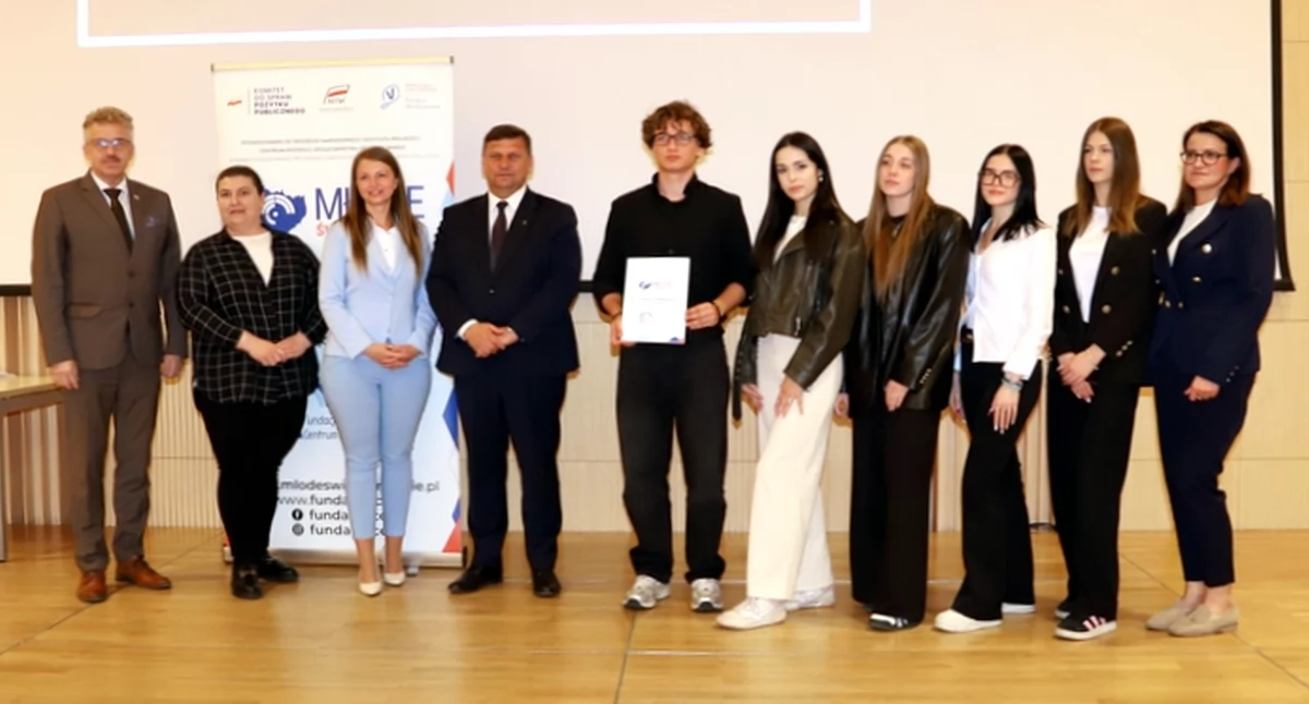 Zdjęcie młodych koneckich radnych, którzy odebrali grant ze wsparciem urzędników