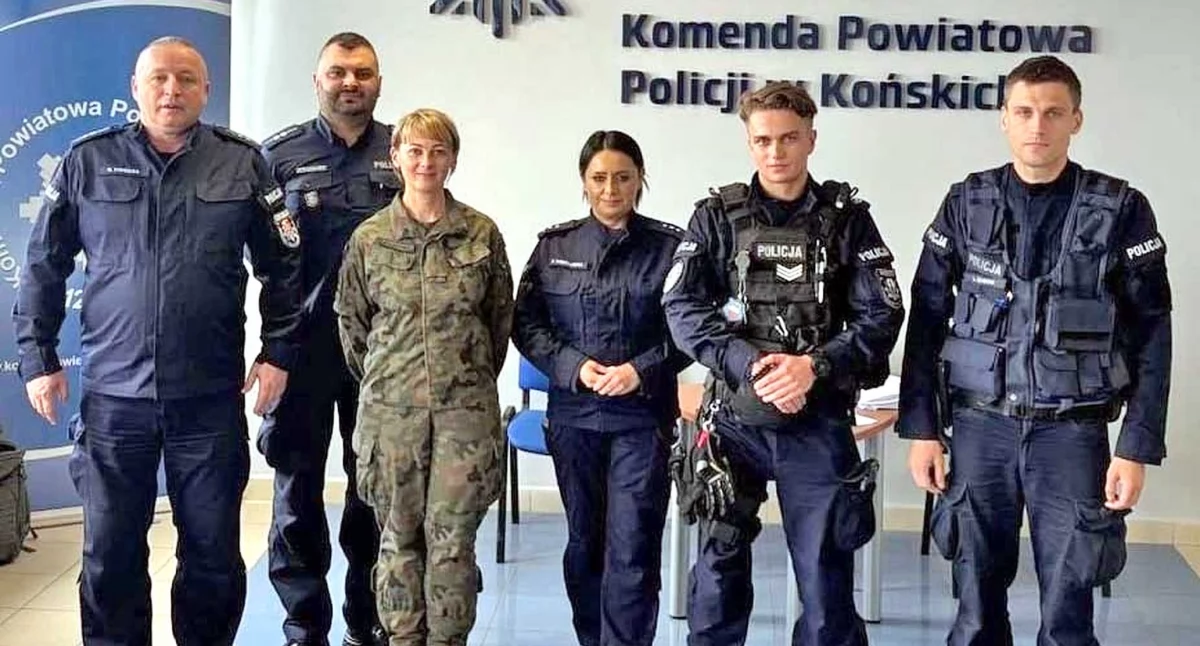 Zdjęcie komisji konkursowej i zwycięzców powiatowego etapu konkursu Patrol Roku