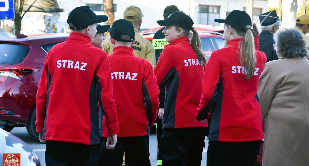Zdjęcie młodzieży strażackiej z OSP Fałków w nowych strojach