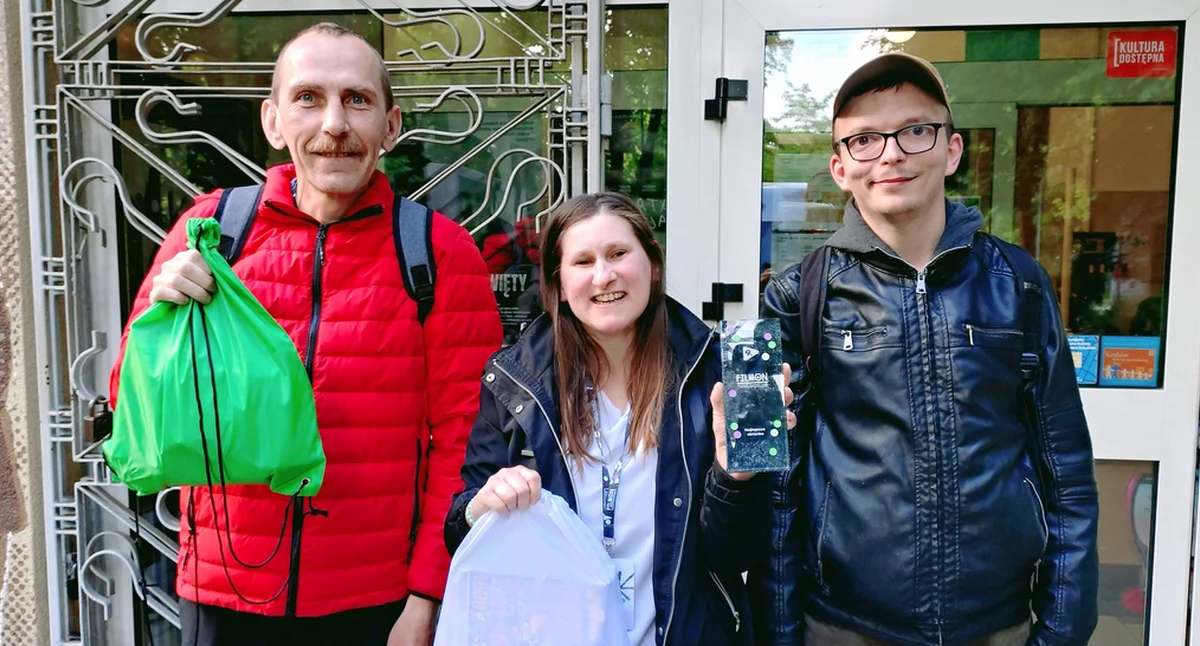 Zdjęcie Wiolety Rozmus, zwycięskiej aktorki festiwalu oraz Mikołaja Stachery i Piotra Makucha