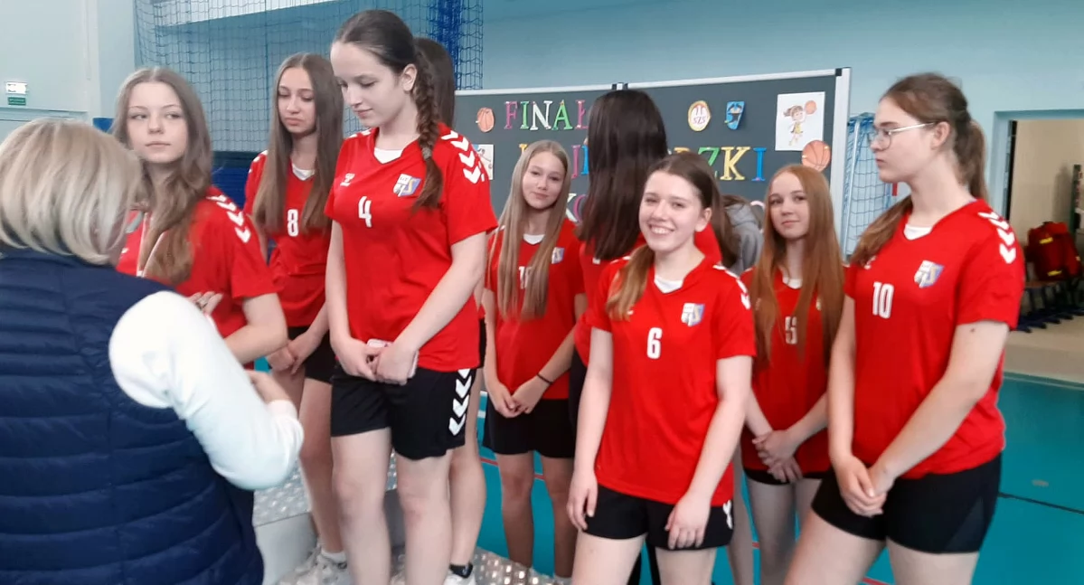 Zdjęcie koszykarek z PSP nr 2 w Stąporkowie