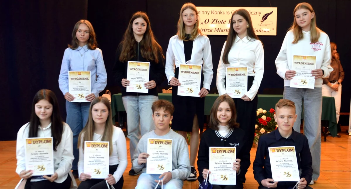 Zdjęcie - niżej najlepsi, pierwszy z prawej Antoni Centkowski, wyżej wyróżnieni