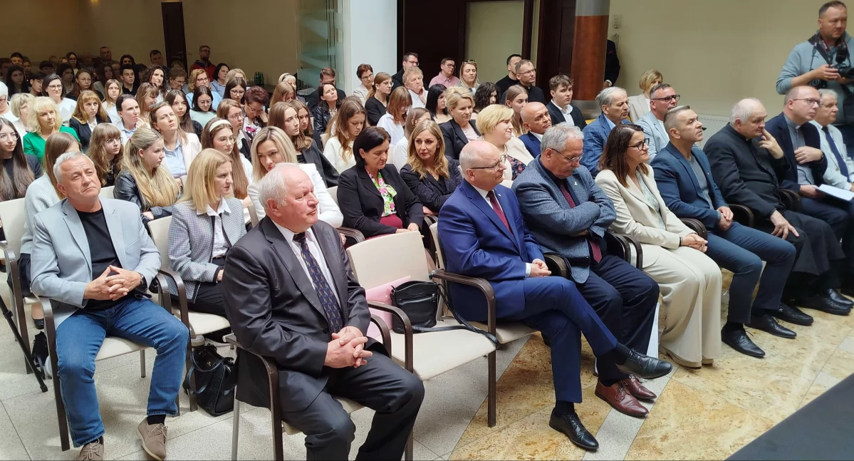 Zdjęcie gości, kórzy przybyli na uroczyste wspominanie ks. Marcelego Prawicy